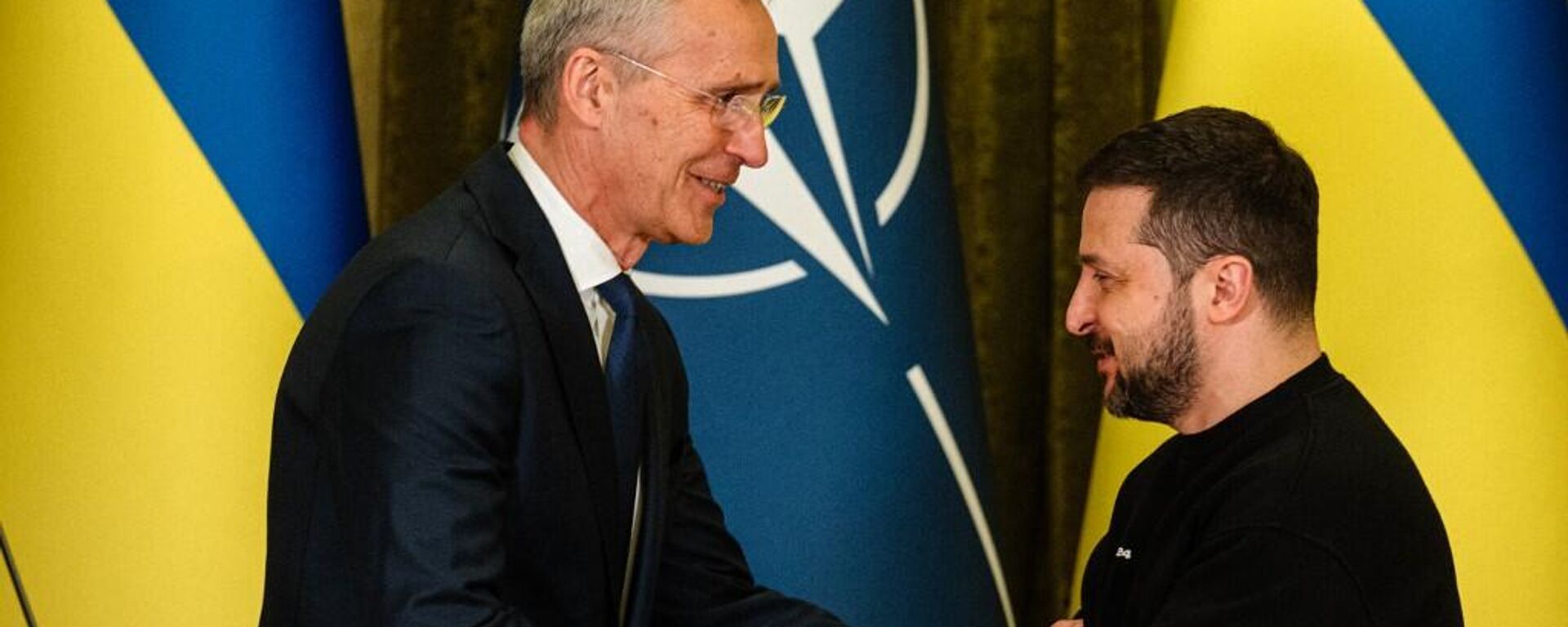 Генеральный секретарь НАТО Йенс Столтенберг и президент Украины Владимир Зеленский - Sputnik Литва, 1920, 21.04.2023