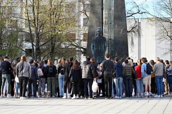 Студенты химического факультета ВУ устроили шоу на площади В. Кудирки. - Sputnik Литва