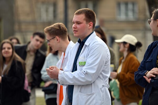 Ребята-студенты не только демонстрировали трюки, но и объясняли принципы взаимодействия химических веществ.  - Sputnik Литва