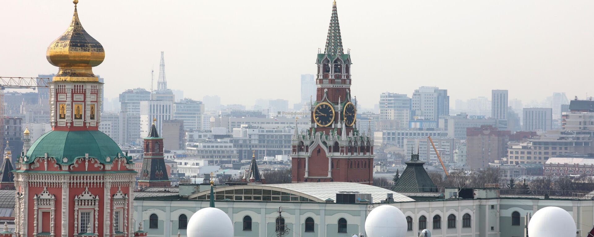 Вид на Спасскую башню Московского Кремля, архивное фото - Sputnik Литва, 1920, 02.12.2024