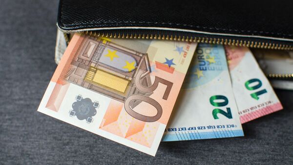 Банкноты евро в кошельке, архивное фото - Sputnik Литва