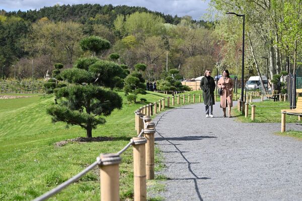 На фото: посетители японского сада. - Sputnik Литва