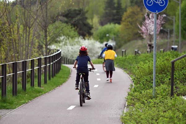 К новому парку ведут новые пешеходные и велосипедные дорожки, также есть бесплатная парковка. - Sputnik Литва