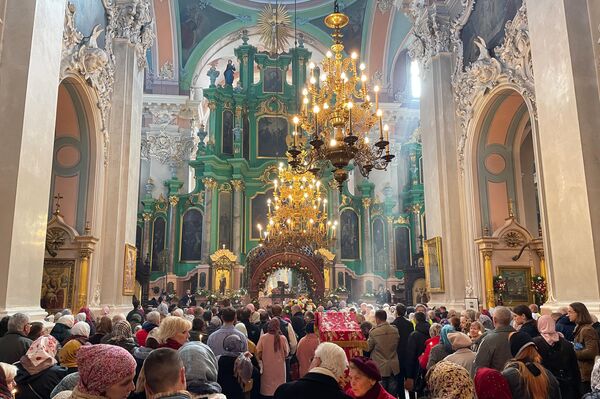 После литургии прихожанам раздали угощение и иконки в память о прошедших торжествах и крестном ходе. - Sputnik Литва
