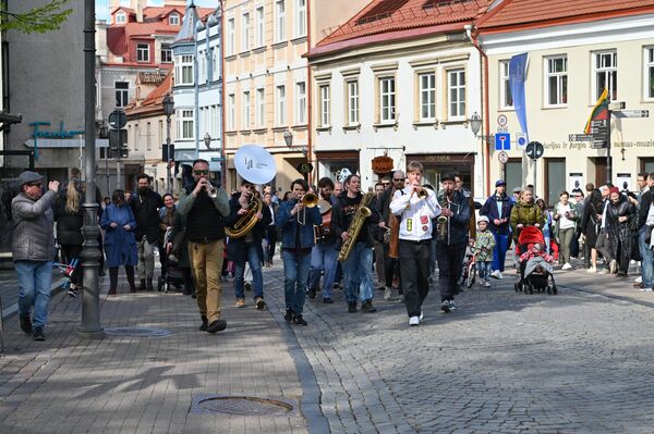 Профессионалы и любители устроили джазовое шествие по центру Вильнюса. - Sputnik Литва