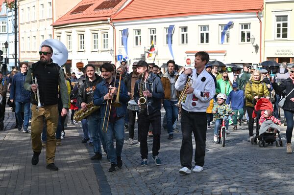 Лидерами шествия стала группа The Honkin&#x27; Dudes Brass Band, а организатором - Литовский союз джаза.  - Sputnik Литва