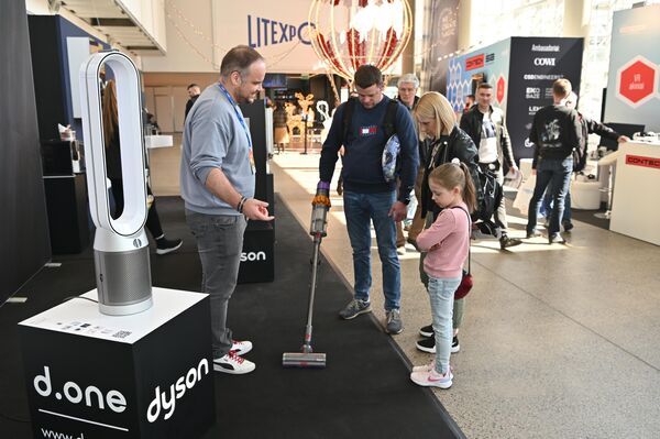 На фото: посетители выставки Resta-2023. - Sputnik Литва