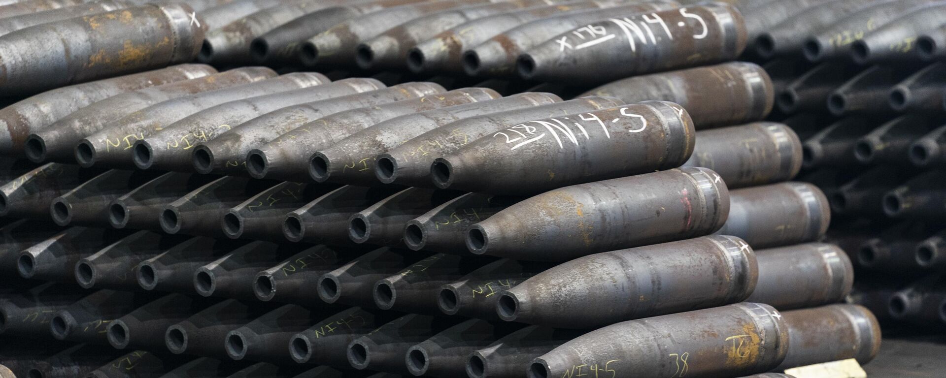 Производство снарядов M795 для Украины на заводе боеприпасов в Скрэнтоне, штат Пенсильвания - Sputnik Литва, 1920, 06.12.2023