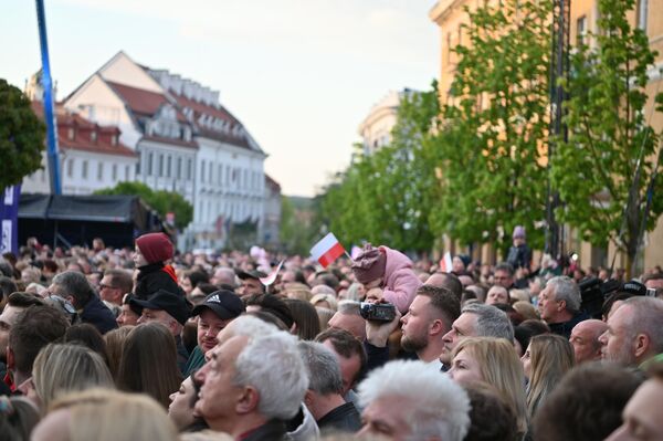 На Ратушной площади собралось не менее пяти тысяч зрителей. - Sputnik Литва
