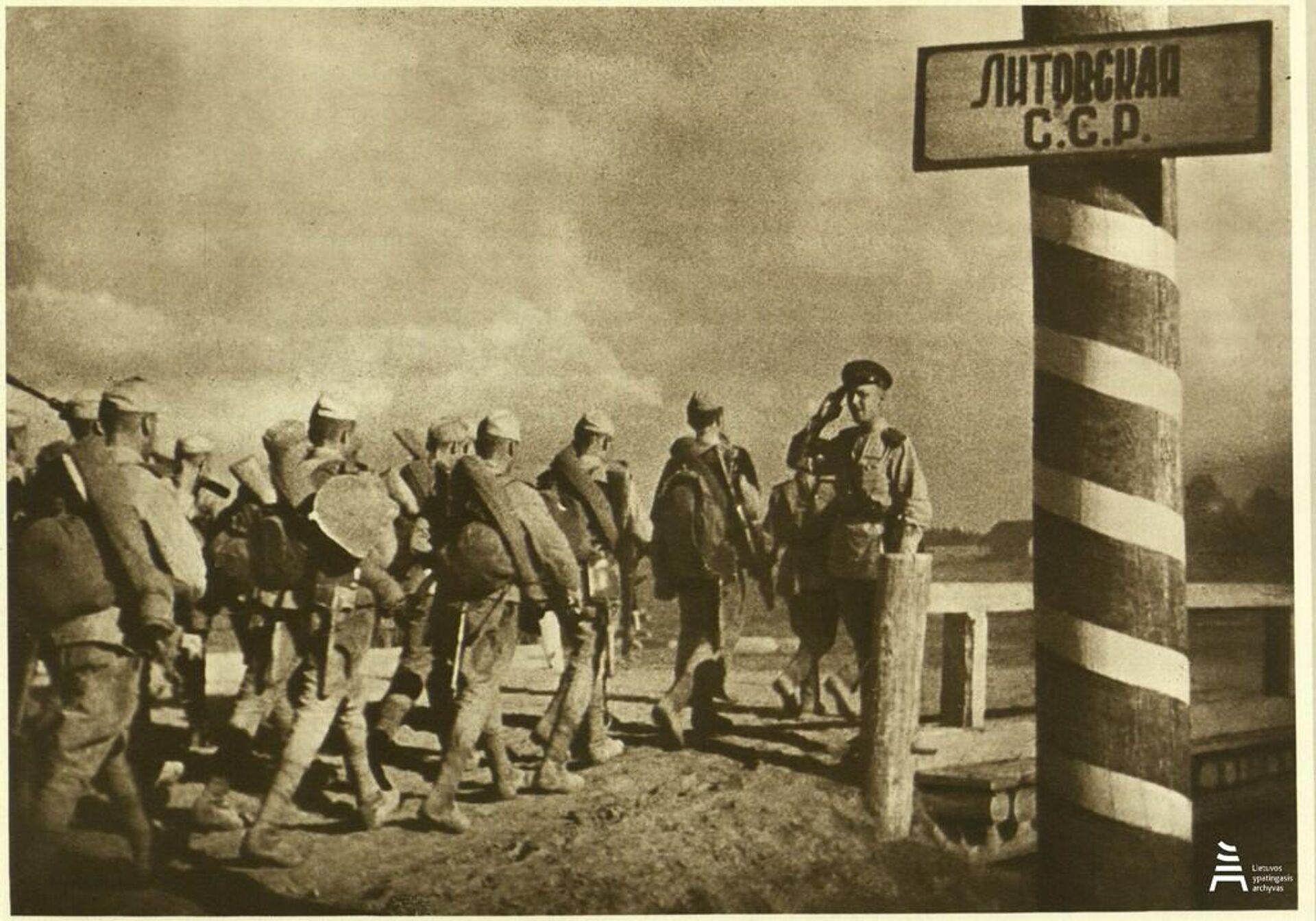 Солдаты 16-й Литовской стрелковой дивизии Красной Армии входят в Литву. в 1944 году Июль. - Sputnik Литва, 1920, 08.05.2023