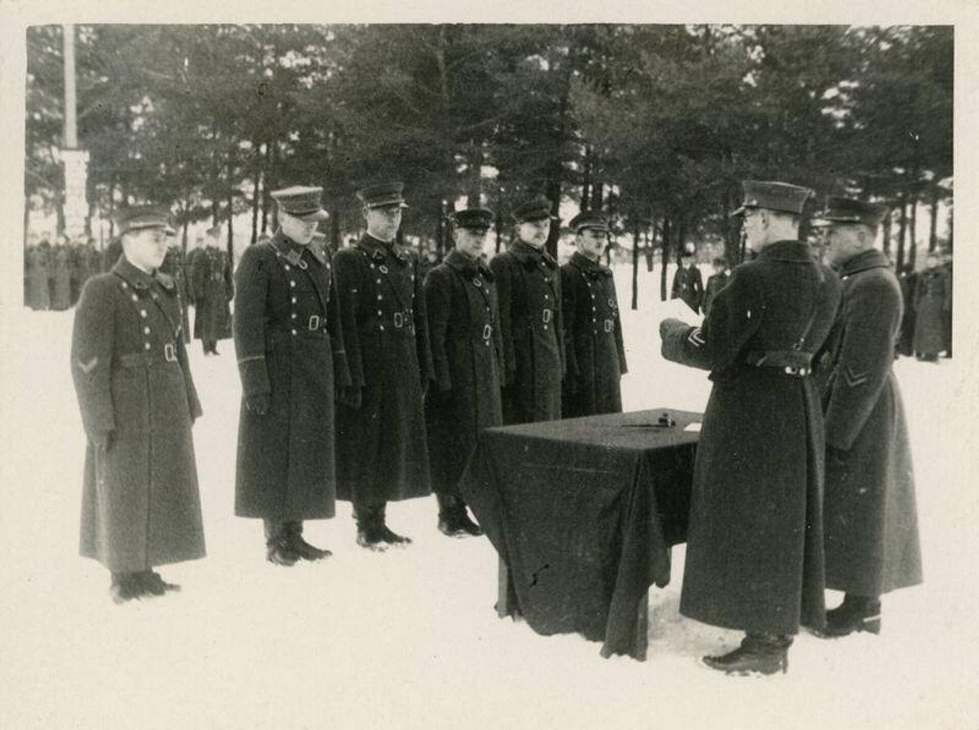 Присяга офицеров 619-го артиллерийского гаубичного полка 29-го территориального стрелкового корпуса Красной Армии - Sputnik Литва, 1920, 08.05.2023
