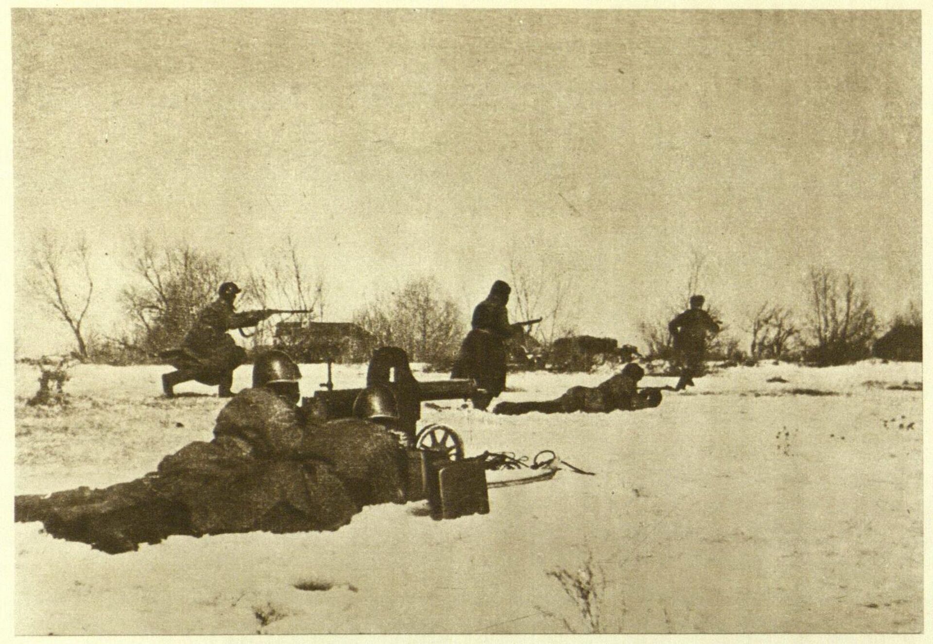 Бойцы 16-й Литовской стрелковой дивизии Красной Армии в бою. в 1944 году  - Sputnik Литва, 1920, 08.05.2023