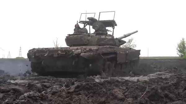 Боевая работа экипажей танков Т-72Б3 в зоне спецоперации - Sputnik Литва