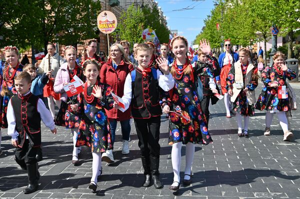 На фото: участники шествия в Вильнюсе, посвященного Всемирному дню поляков. - Sputnik Литва
