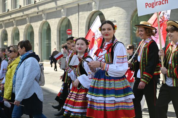 Для такой многочисленной польской диаспоры правительство Польши учредило праздник, который отмечается 2 мая и носит название &quot;Всемирный день поляков, живущих за границей&quot;. - Sputnik Литва