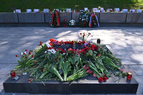 Несмотря на это, именно 9 мая многие потомки участников войны и бывшие военные в Литве возлагают цветы на могилы павших воинов. - Sputnik Литва