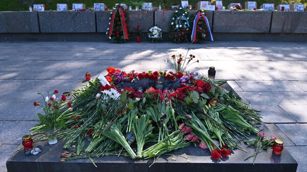 Празднование Дня Победы на Антакальнисском воинском кладбище в Вильнюсе - Sputnik Литва