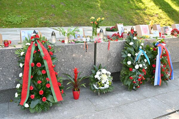 Дипломаты и представители общественных организаций Литвы возложили цветы и венки к постаменту, на котором раньше находились шесть гранитных стел, символизирующих советских воинов различных родов войск. - Sputnik Литва