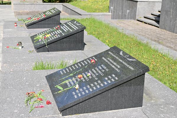 Елкин отметили, что в этот день пришедшие на воинское кладбище склоняют головы в память о тех, кто сражался с фашизмом, кто отдал свои жизни за победу над фашистской нечистью. - Sputnik Литва