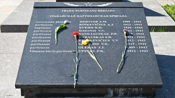 Воинское надгробие на мемориале советским воинам-освободителям на Антакальнисском кладбище в Вильнюсе - Sputnik Литва