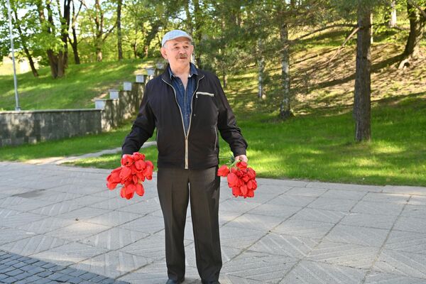 Мемориал на Антакальнисском кладбище был создан в 1951 году. В этом месте захоронено более трех тысяч советских воинов, в том числе литовцев, которые погибли в 1944 году при освобождении Вильнюса от фашистов. В 1984 году на мемориале установили шесть стел, изображающих бойцов разных родов войск. - Sputnik Литва