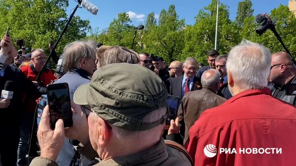 Толпа преградила дорогу российскому послу на мемориальном кладбище в Варшаве - Sputnik Литва