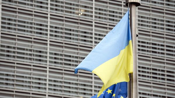 Флаги Украины и ЕС у штаб-квартиры Европейской комиссии, архивное фото - Sputnik Литва