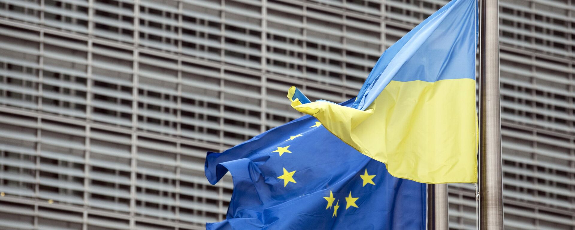 Флаги Украины и ЕС у штаб-квартиры Европейской комиссии - Sputnik Литва, 1920, 24.01.2026
