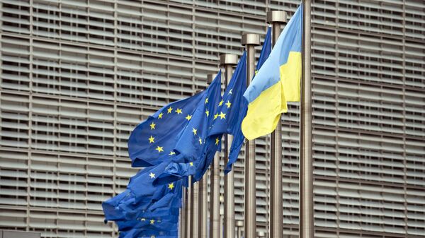 Флаги Украины и ЕС у штаб-квартиры Европейской комиссии, архивное фото - Sputnik Литва