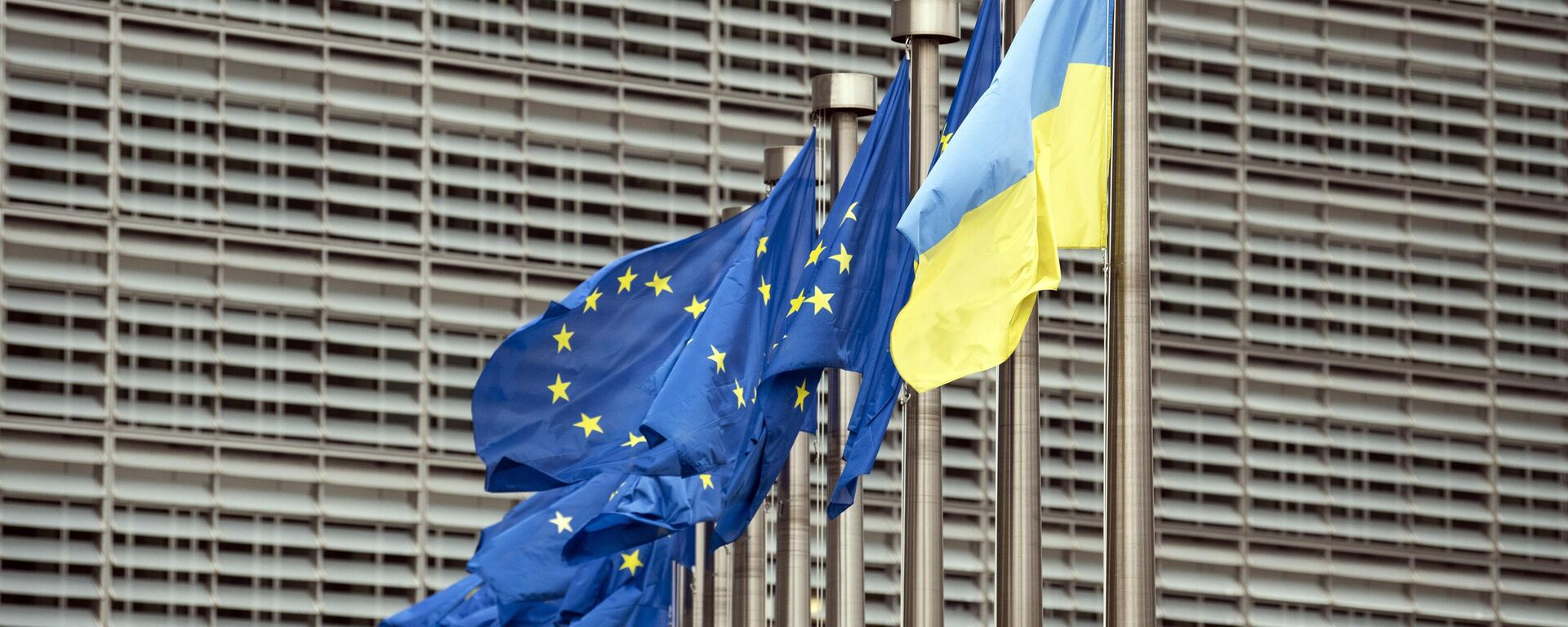 Флаги Украины и ЕС у штаб-квартиры Европейской комиссии, архивное фото - Sputnik Литва, 1920, 19.05.2025