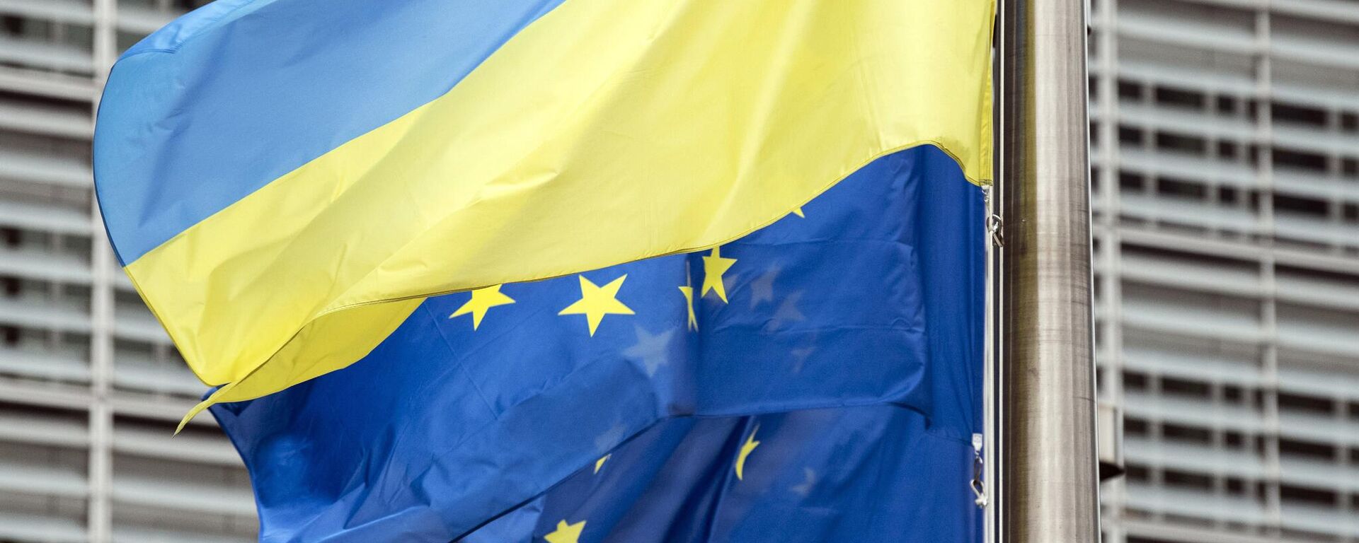 Флаги Украины и ЕС у штаб-квартиры Европейской комиссии - Sputnik Литва, 1920, 30.11.2025