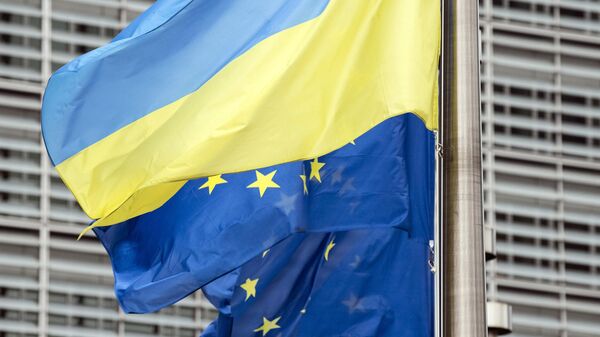 Флаги Украины и ЕС у штаб-квартиры Европейской комиссии - Sputnik Литва