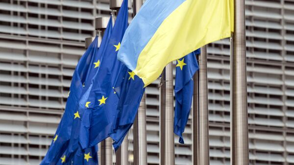 Флаги Украины и ЕС у штаб-квартиры Европейской комиссии - Sputnik Литва