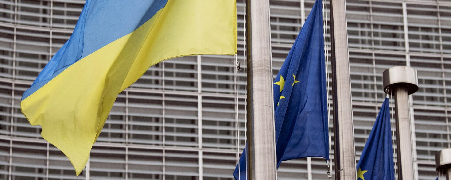 Флаги Украины и ЕС у штаб-квартиры Европейской комиссии - Sputnik Литва, 1920, 25.05.2025