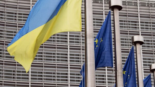 Флаги Украины и ЕС у штаб-квартиры Европейской комиссии - Sputnik Литва