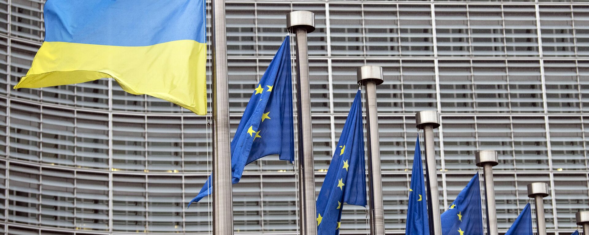 Флаги Украины и ЕС у штаб-квартиры Европейской комиссии, архивное фото - Sputnik Литва, 1920, 19.03.2026