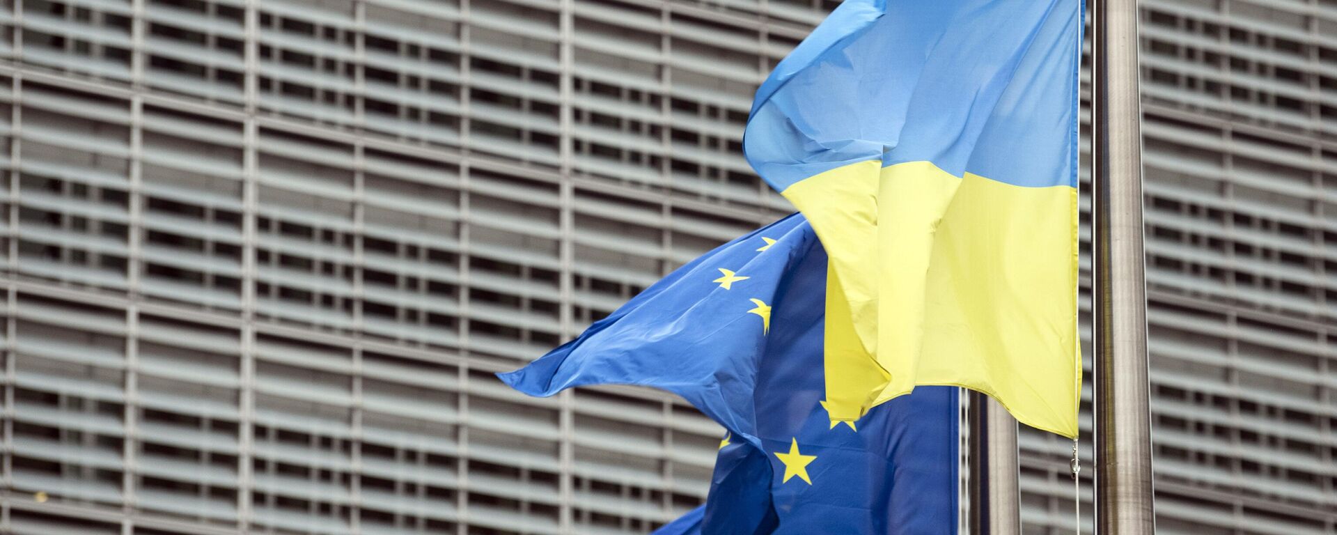 Флаги Украины и ЕС у штаб-квартиры Европейской комиссии - Sputnik Литва, 1920, 18.05.2023
