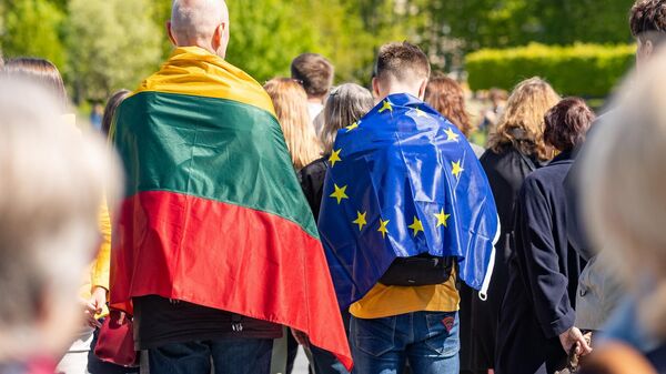 Люди во флагах Литвы и ЕС, архивное фото - Sputnik Литва