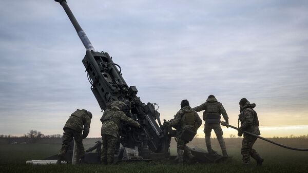 Украинские солдаты готовят гаубицу М777 к стрельбе - Sputnik Литва
