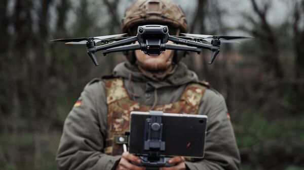 Украинский военный запускает дрон, архивное фото - Sputnik Литва