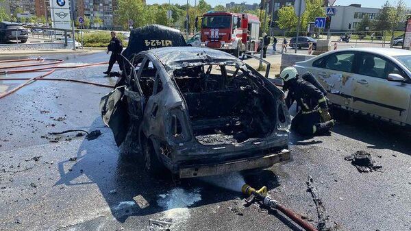 Автомобиль, сгоревший на заправке на улице Озо в Вильнюсе - Sputnik Литва