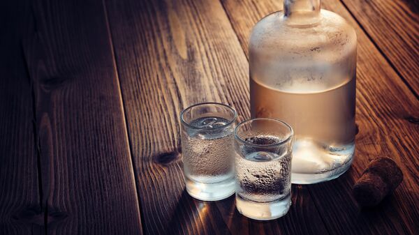 Бутылка и стаканы с алкоголем, архивное фото - Sputnik Литва