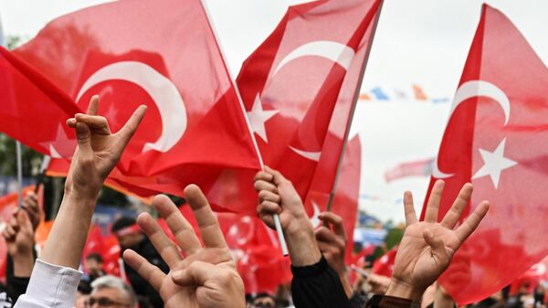 Турецкие флаги на предвыборном митинге действующего президента Турции Реджепа Эрдогана - Sputnik Литва