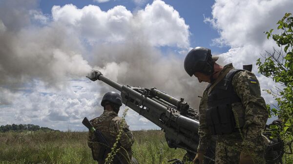 Украинские военнослужащие ведут огонь из гаубицы M777, архивное фото - Sputnik Литва