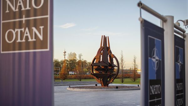 Скульптура у здания штаб-квартиры НАТО в Брюсселе, архивное фото - Sputnik Литва