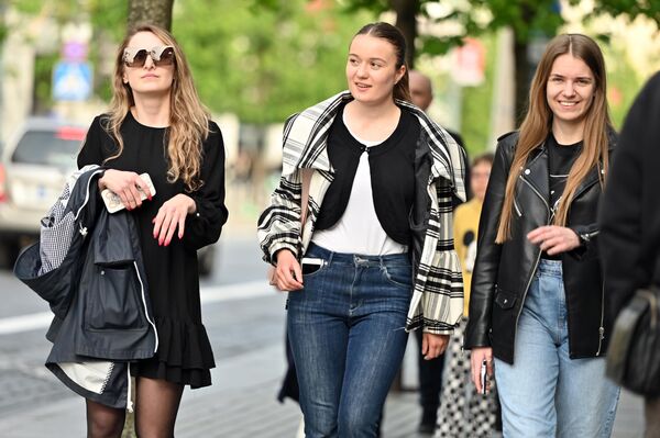 На фото: молодые люди на прогулке. - Sputnik Литва
