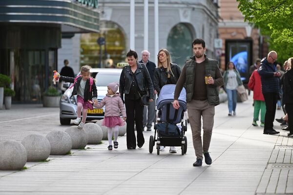 Жители семьями выходят на прогулку по центру города.  - Sputnik Литва