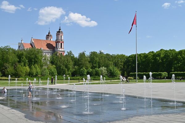 На Лукишской площади включили фонтан. - Sputnik Литва