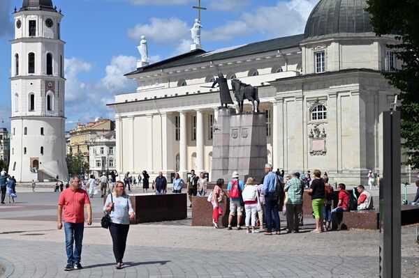 С приходом тепла Кафедральная площадь столицы заметно оживилась. - Sputnik Литва