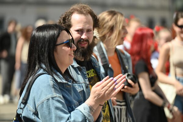 На фото: зрители аплодируют артистам на Дне уличной музыки.  - Sputnik Литва